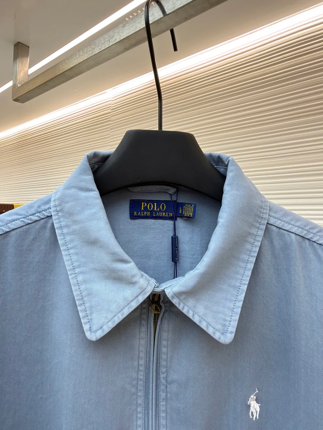 Ralph Lauren embroidered zipper jacket ●Original version: Purchased and developed by 4161 ●Item number: 1681943-B10 ●Fabric: cloudy blue twill cotton fabric ●Technology: embroidery production ●Color: blue ●Version: Fitted version ●Weight: about 575 grams ●Size: S-M-L-XL ●Description: Customized cloudy blue twill cotton, soft and silky, comfortable and close to the skin, with cloudy blue as the main tone, a color with a life attitude Exquisite white pony logo is embellished throughout. It is highly recognizable. It carries an atmosphere of freedom and vitality. It is a symphony of pure and smart colors. It reconstructs the classics with a neat silhouette. It is soft but not slumped. It is light but boney. It has a sense of advanced relaxation and is an effortless fashion interpretation. Imported machine embroidery technology is used. Advanced computer control systems and precision mechanical components are used to achieve the iconic pony embroidery operation. High precision. The lines are smooth and delicate. The template machine opens the bag. The preset template guides the position, shape and size of the bag opening. The accuracy ensures the quality of the bag opening effect. The hem is made at one time using a three-needle waist-drawing machine. The elastic band and the fabric are sewn together in the same process using the machine's special needle position and feeding mechanism. The three-needle design is stronger and can evenly distribute pressure. Make sure the elastic band is tightly attached to the fabric, and follow the original color system for dyeing. Prioritize the original color and fabric material to select a special dye, then heat it to the appropriate temperature, perform dip dyeing, and finally perform color registration. The overall wiring is straight and delicate, the fabric is comfortable and soft, and the color is consistent without color difference. It can be matched with the same style to create a fashionable look and control various occasions. Customized accessories, complete with three standards, same style for men and women!